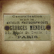 【GEORGES MENDEL】小型木制折叠相机拆解图， 铭牌： GEORGES MENDEL，摄影器材，巴黎，Denis大街 BOULD 22号。